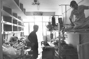 学校大屏幕直播新生微博 迎新变得活力十足