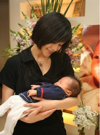 刚刚生下儿子的演员刘孜带孩子出院团圆