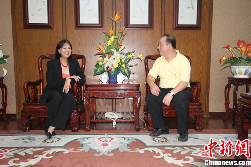 多米尼加总统华裔顾问吴玫瑰赴广东寻根访亲