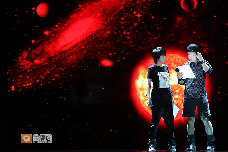 快乐女声4进3刘忻唱《红颜》 与胡彦斌同台飙