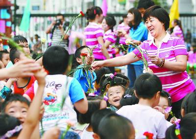 北京东城区第二幼儿园举行教师节拜师会