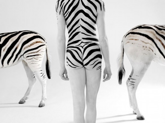 体模特彩绘斑纹化身野兽_新闻台_<em>中国</em>网络电