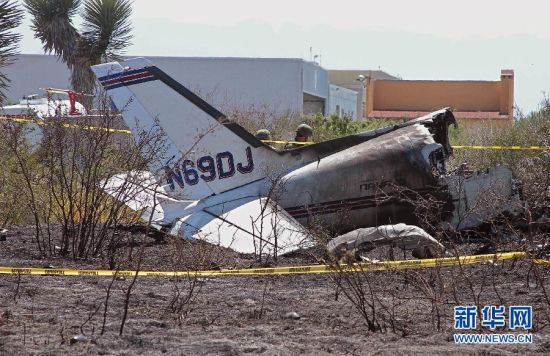 墨西哥蒙特雷一架小型飞机坠毁 2人遇难_新闻