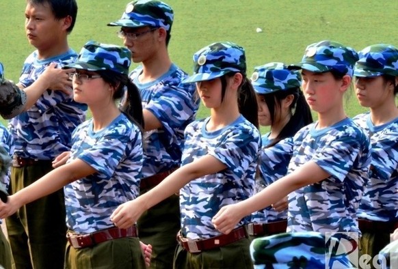 奶茶妹妹章泽天清华大学军训照曝光(组图)_新
