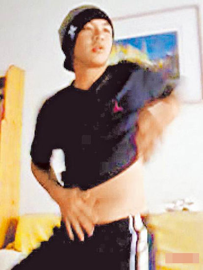 台20岁新星柯震东上演 一秒变丁字裤 酒醉求摸