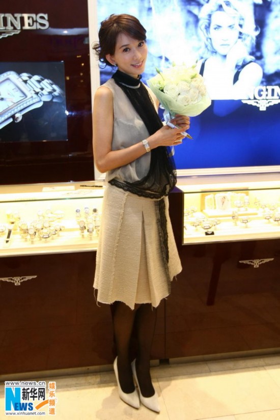 高清:林志玲黑丝袜尽展长腿诱惑 回眸一笑抛花