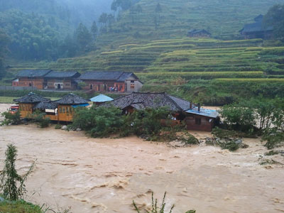 贵州洪水突发多人被困 消防官兵接力救出16人