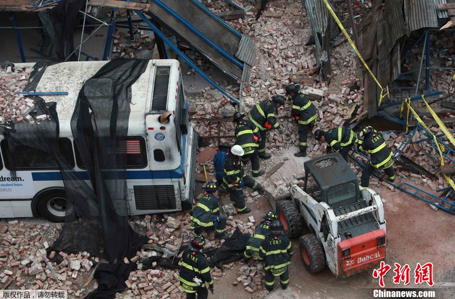美国纽约哈林区一楼房倒塌 多人受伤