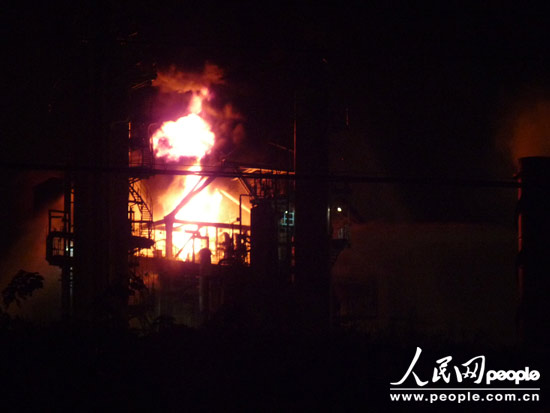 组图:上海高桥炼油厂发生爆炸并引发火灾