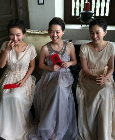 谢娜结婚穿的蓝色婚纱_张杰和谢娜结婚穿粉色婚纱了吗(3)