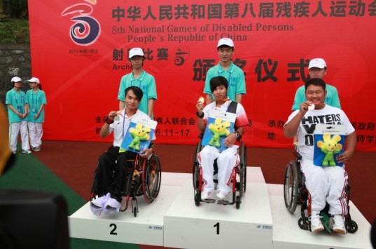 夏宝龙副书记为第八届全国残运会比赛首枚金牌