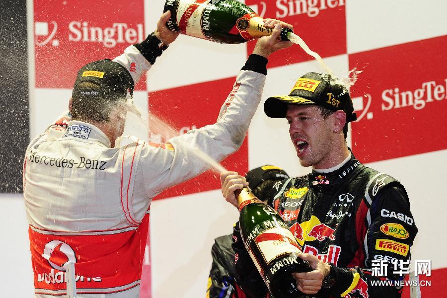 维特尔夺得F1新加坡大奖赛冠军[高清]