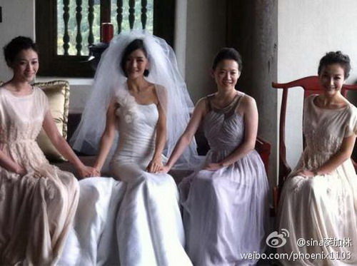 谢娜结婚穿的婚纱_张杰和谢娜结婚穿粉色婚纱了吗(2)
