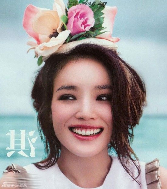 组图:舒淇最新杂志写真曝光 娇媚多姿人比花俏