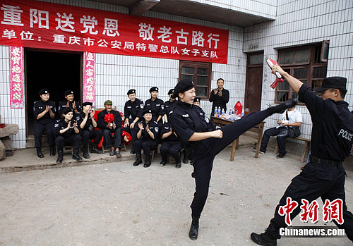 重庆<em>女子特警</em>慰问老革命_新闻台_中国网络电