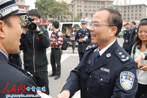 甘肃省公安厅副厅长王幸慰问国庆期间执勤交警