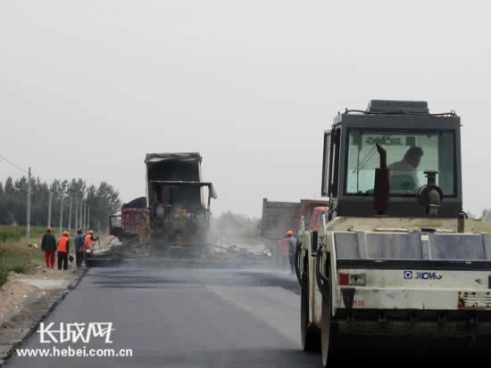 河北任丘地方道路站为保公路畅通放弃国庆长假