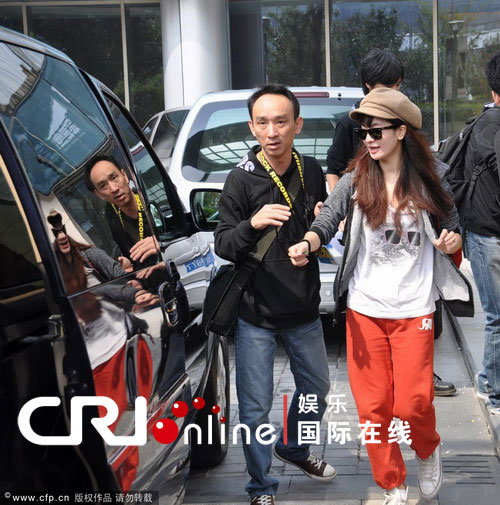 张睿和李晟现身某酒店 关系亲密形影不离(组图