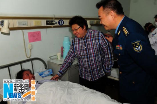 韩红医院探望受救助孤儿中耳炎发作痛到耳膜穿孔