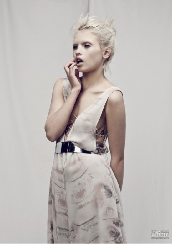 超模安雅大片展媚功 猫咪少女叛逆诱惑