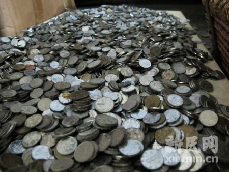 商场物业打捞游客投掷硬币遭质疑 回应称已捐