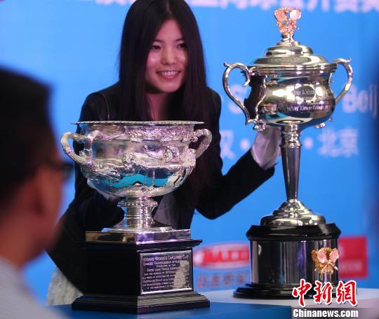 澳网奖杯亮相北京街头 与网球运动爱好者零距