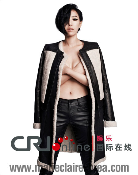 <em>褐眼女孩成员</em>佳仁性感写真 真空上阵披外套挤