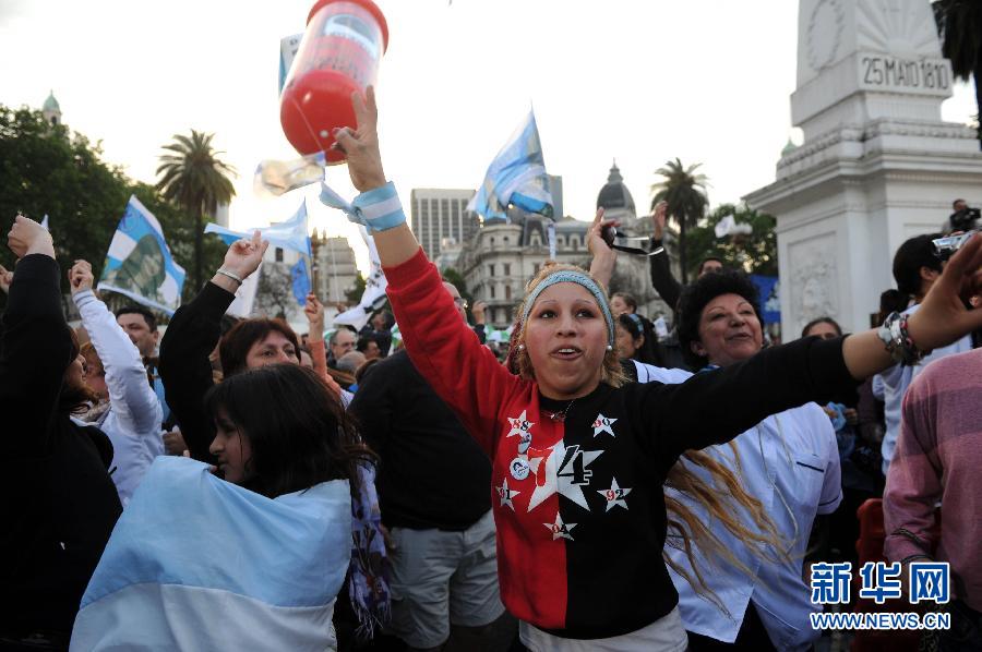 民调显示阿根廷现任总统在首轮投票中胜出(高
