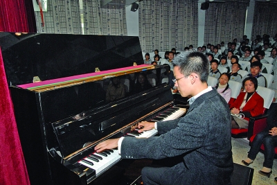 钢琴王子 开校园音乐会 3岁起练琴但从不考级