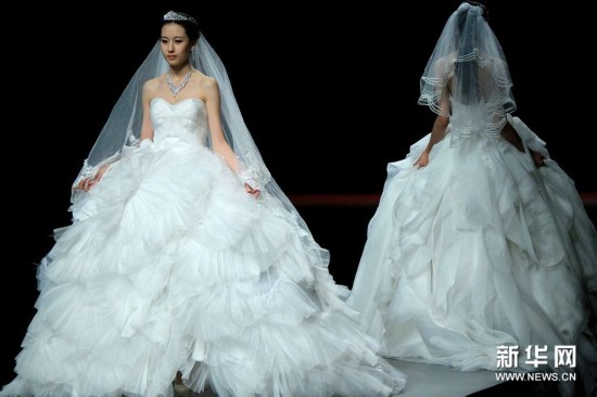 女模t台展示梦幻婚纱 中国婚纱设计大赛结果揭