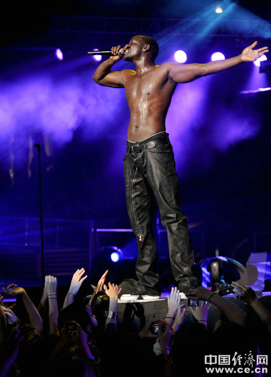 阿肯世界巡演精彩图集大曝光 大秀肌肉high翻
