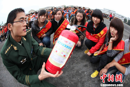 安徽亳州千余师生学消防知识迎消防日