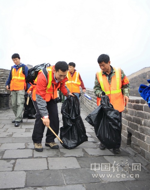 记者志愿者八达岭长城走基层送温暖(图)