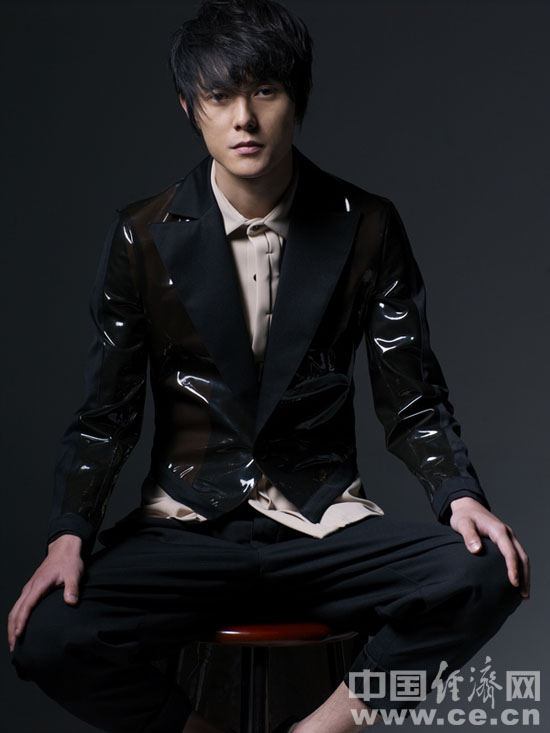 张超《假的》MV雨人造型曝光 彰显时尚英伦风