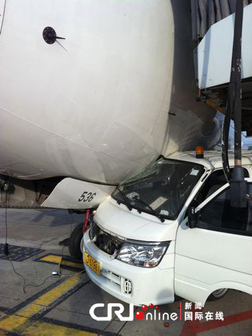厦门机场发生汽车与飞机相撞事故 航班延误(图