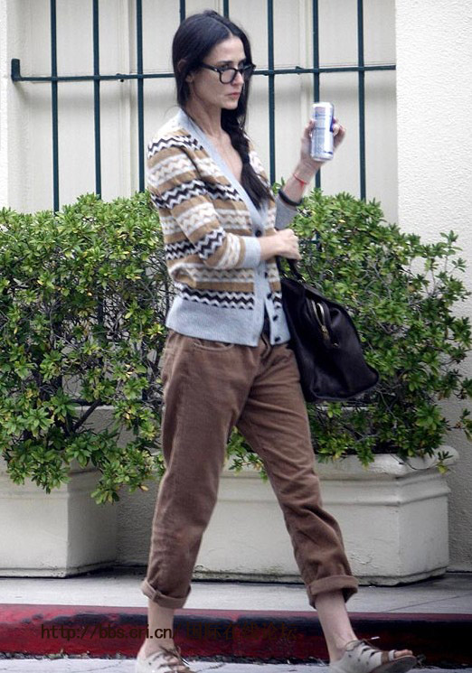 黛咪 摩尔为爱痴狂 憔悴消瘦出酒吧风韵不在似骷髅_新闻台_中国网络电视台