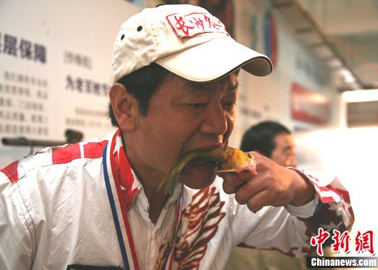 中国大胃王生吃活虫 预创新胃口记录