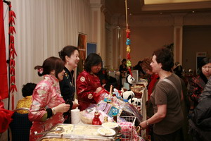 驻爱尔兰使馆妇女小组参加驻爱外交团慈善义卖