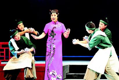 图文:张曼君:既有汉味也有时尚味