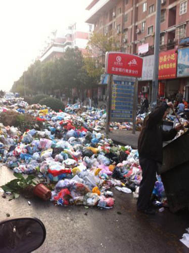 南京环卫工人对待遇不满停工 街道上倾倒垃圾