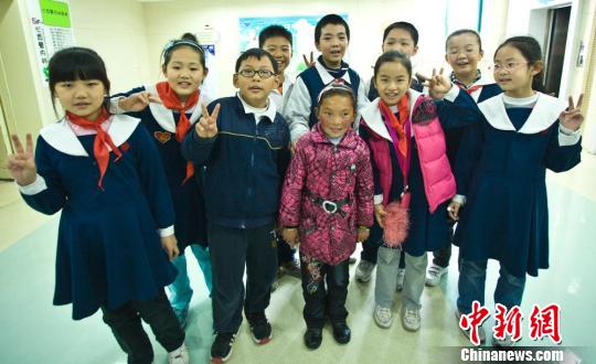 长沙小学生练摊义卖助藏族女孩了心愿
