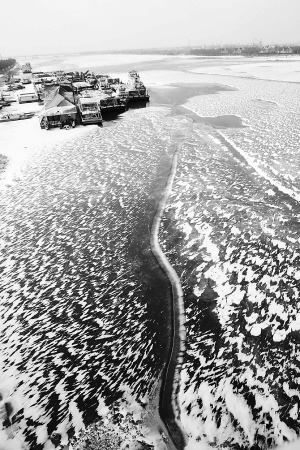 哈尔滨 松浦/11月19日，在松花江哈尔滨松浦大桥下，冰封的江面加上层层叠叠...