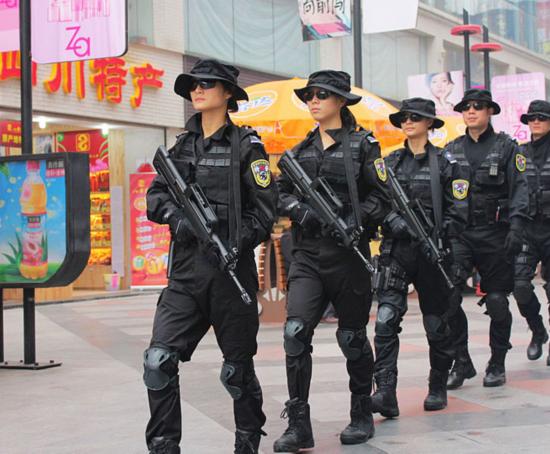 <em>四川成都女</em>子特警持冲锋枪上路