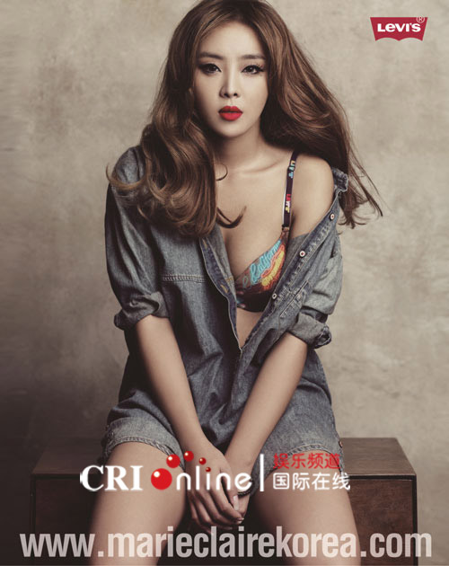 <em>褐眼女孩</em>成员Narsha内衣写真 半裸香肩秀性感