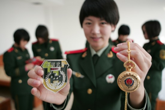 河南武警为退役士兵颁发纪念章