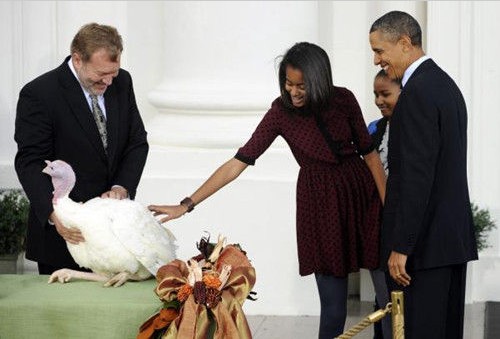俄女主播读奥巴马名字时竖中指 美总统感恩节