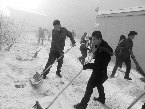 大学生志愿者进社区 义务清扫积雪献真情
