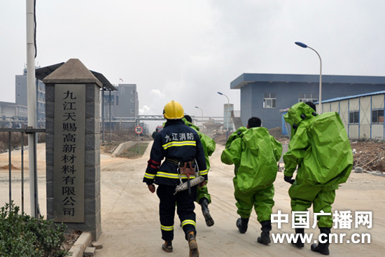 江西湖口工业园一工厂发生浓硫酸冒顶事故(图