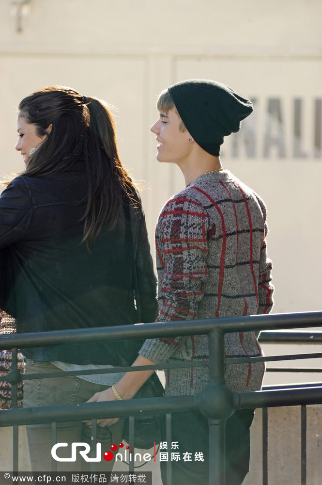 比伯情侣现身前呼后拥 <em>抚摸女友</em>赛琳娜<em>臀部</em>激