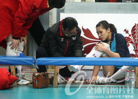 [组图]<em>女排</em>联赛上海负天津 卞雨倩崴脚<em>队医</em>治疗